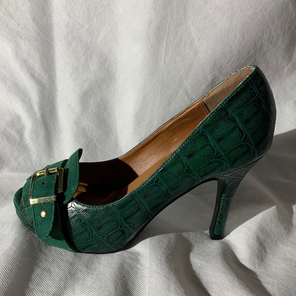 NWOB Theme Size 7.5 Leather Green Heels Heel 4.25”